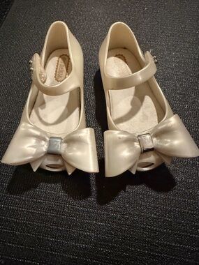 Mini Melissa Girls Pale Pearl Bow Mary Janes